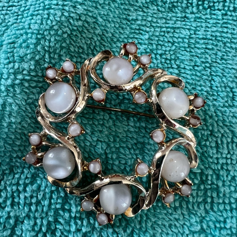 Gold and White Wreath Brooch with Opalescent Stones